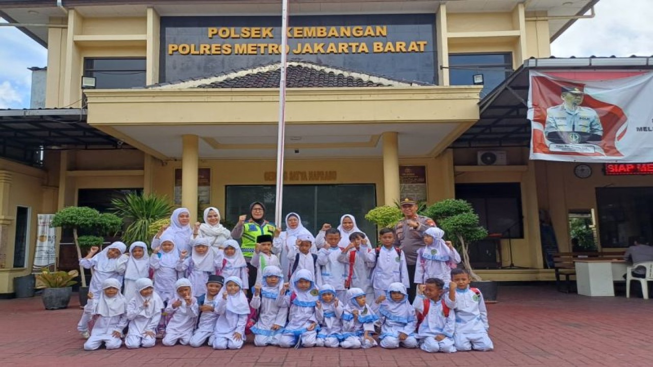 Polisi memberikan pemahaman lalu lintas bagi murid Pendidikan Anak Usia Dini (PAUD) Amari dan Taman Kanak-Kanak (TK) Hassoburia yang berkunjung ke Polsek Kembangan, Jakarta Barat, Selasa (23/1/2024). ANTARA/HO-Polres Jakbar