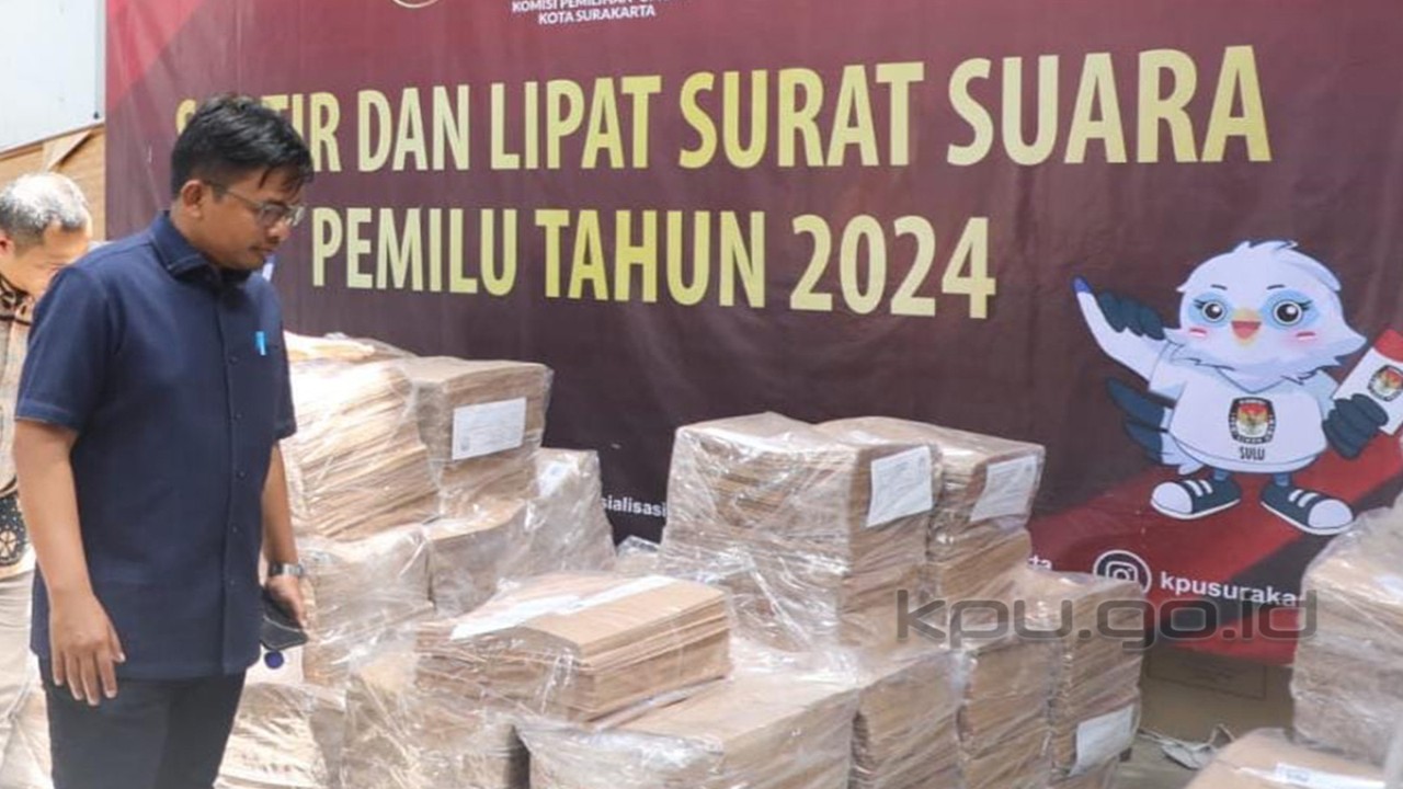 Anggota KPU Idham Holik juga menyempatkan diri untuk melihat langsung kesiapan gudang logistik, sortir lipat surat suara, serta kotak suara  Pemilu 2024, yang berada di Kantor KPU Kota Surakarta, Jumat (26/1/2024).(foto: james/ed diR)