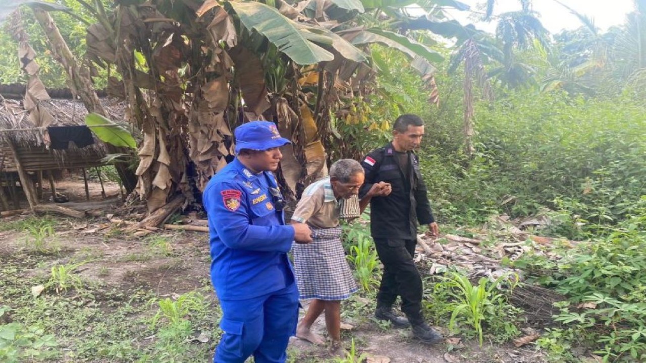 Anggota Polri memapah seorang lansia yang sulit berjalan saat evakuasi warga yang terjebak di kaki gunung Lewotobi. ANTARA/Ho-Humas Polda NTT