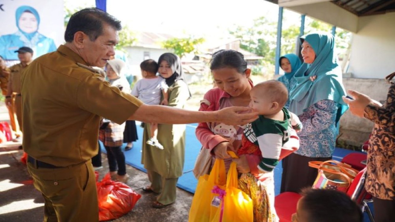 Pj Wali Kota Pontianak Ani Sofian dan Pj Ketua PKK Kota Pontianak Anita melihat pelayanan kesehatan bagi balita. (ANTARA/Prokopim PTK)