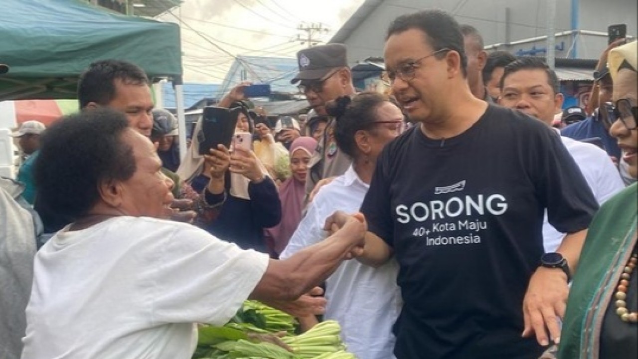 Capres Anies Baswedan saat bertemu emak-emak di Papua Barat Daya. (Detikcom)