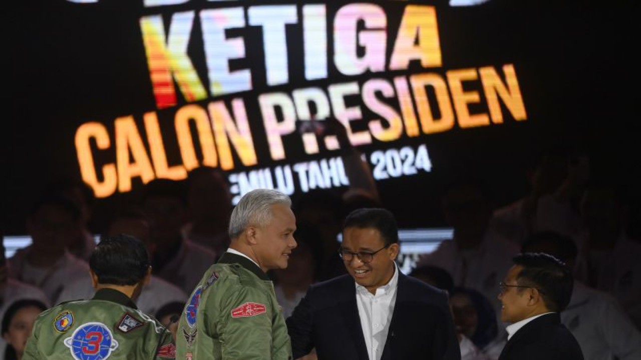 Capres nomor urut tiga Ganjar Pranowo (kiri) berbincang dengan capres nomor urut satu Anies Baswedan usai tiba di lokasi debat ketiga Pilpres 2024 di Istora Senayan, Jakarta, Minggu (7/1/2024) malam. Debat kali ini bertemakan pertahanan, keamanan, hubungan internasional, globalisasi, geopolitik, dan politik luar negeri. ANTARA FOTO/Aditya Pradana Putra/foc.