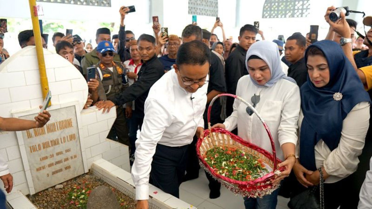 Calon Presiden Capres Anies Baswedan Kiri Melakukan Ziarah Ke Makam