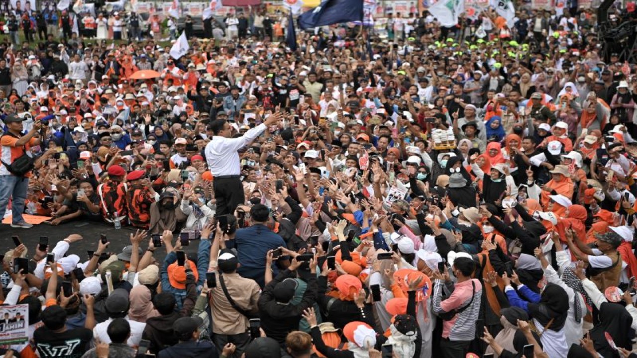 Calon presiden nomor urut satu Anies Baswedan saat kampanye akbar di Lapangan Stadion Mini Cikarang, Jawa Barat, Senin (22/1/2024). ANTARA/HO-Tim Media AMIN