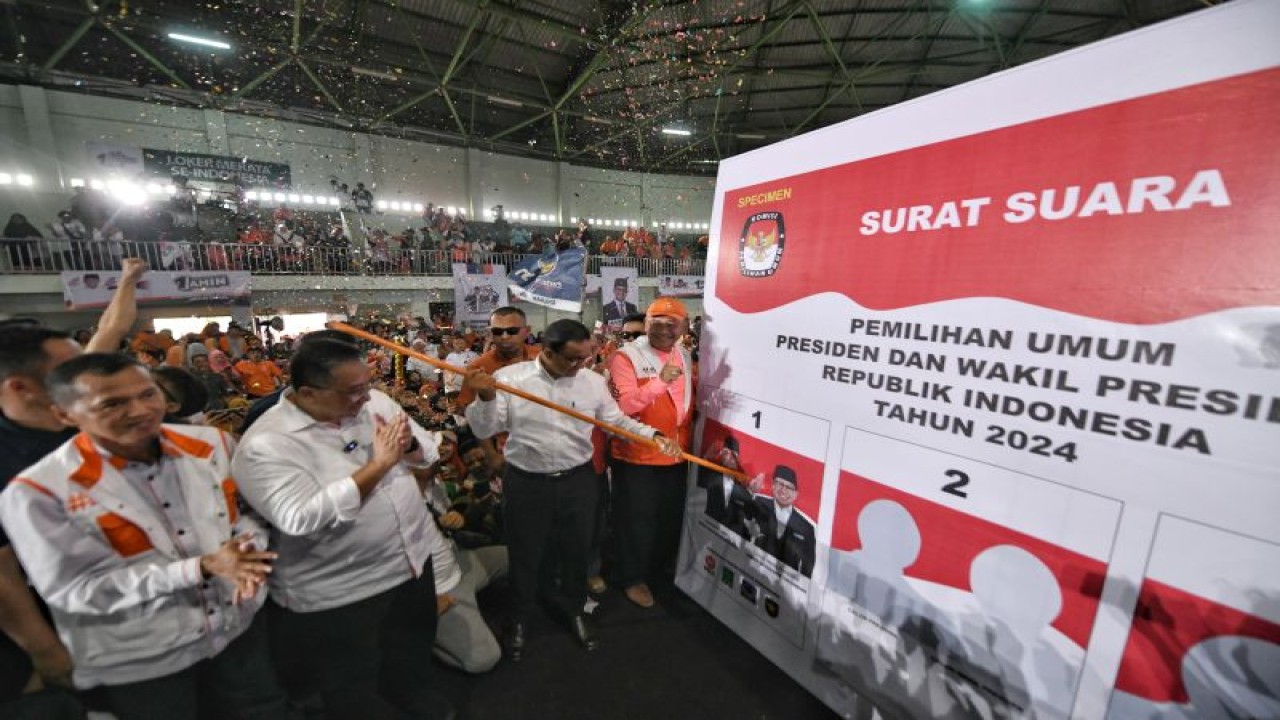 Calon presiden nomor urut 1 Anies Baswedan saat kampanye di Gelanggang Olahraga Parung, Kabupaten Bogor, Jawa Barat, Senin (22/1/2024). (ANTARA/HO-Tim Media AMIN)