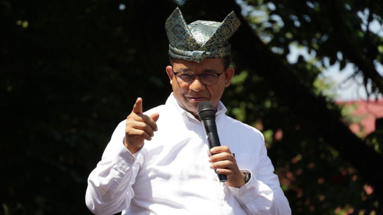 Calon Presiden Nomor urut 1 Anies Rasyid Baswedan menyampaikan pesan politik kepada para pendukung di kawasan GOR Haji Agus Salim, Kota Padang, Kamis (25/1/2024). ANTARA/Muhammad Zulfikar.