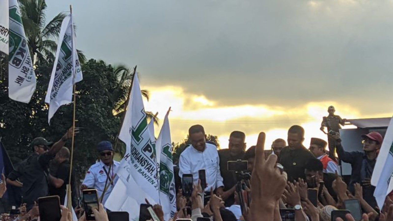 Calon Presiden RI Anies Baswedan saat melakukan kampanye di Lapangan Rancanini, Kecamatan Padarincang, Kabupaten Serang, Banten, Selasa (30/1/2024). ANTARA/Desi Purnama Sari