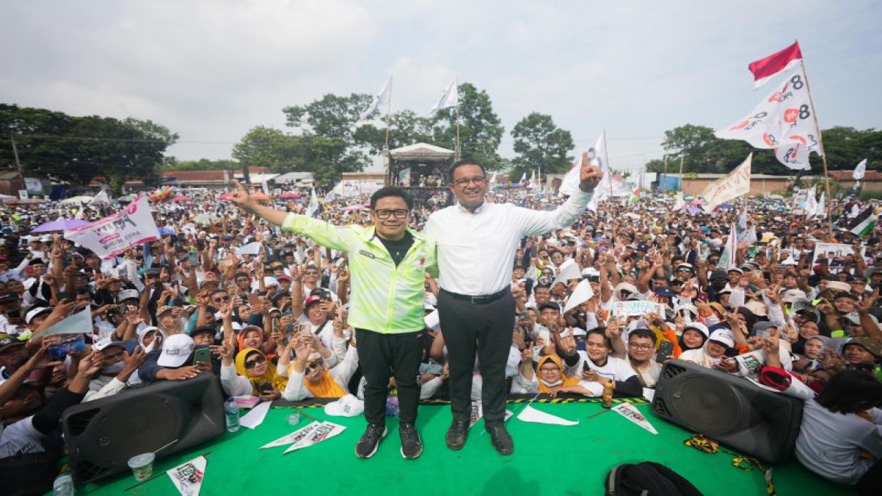 Pasangan calon Presiden dan Wakil Presiden nomor urut 1, Anies Baswedan dan Muhaimin Iskandar (AMIN) dalam Rapat Akbar Slawi di Lapangan Pendawa Seimbang, Tegal, Jawa Tengah, Selasa (30/1/2024). ANTARA/HO-Timnas AMIN.