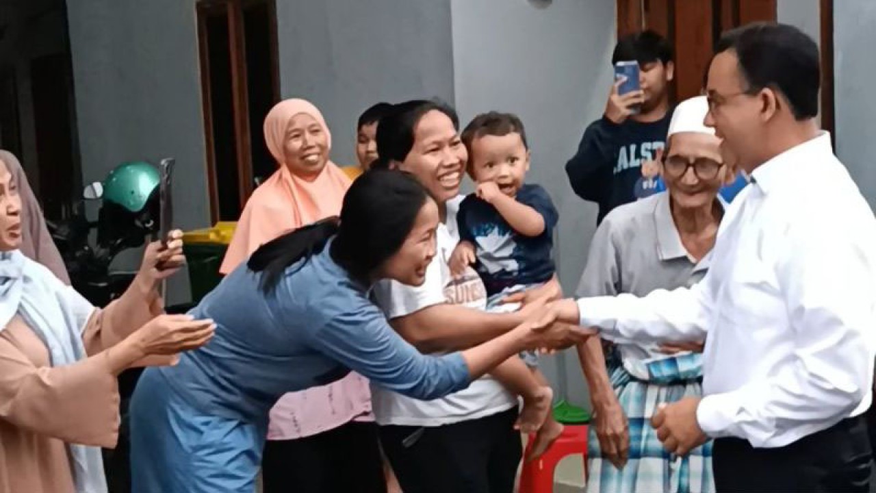 Capres RI Anies Baswedan (kanan) saat berpamitan kepada tetangga sekitar rumah di Jakarta, Minggu (7/1/2024). ANTARA/Khaerul Izan
