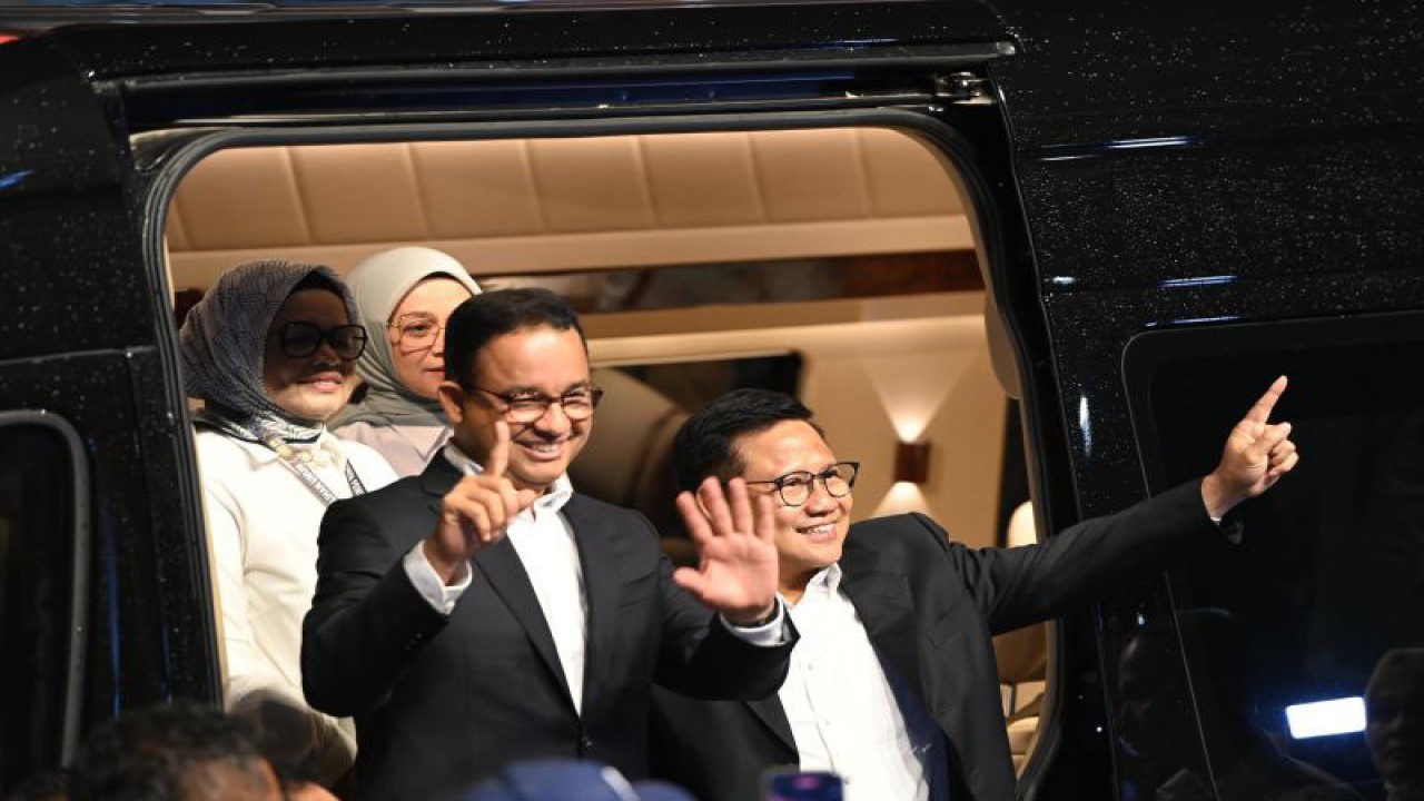 Capres-cawapres nomor urut satu Anies Baswedan dan Muhaimin Iskandar tiba di lokasi debat ketiga Pilpres 2024 di Istora Senayan, Jakarta, Minggu (7/1/2024). . ANTARA FOTO/Fakhri Hermansyah/foc.