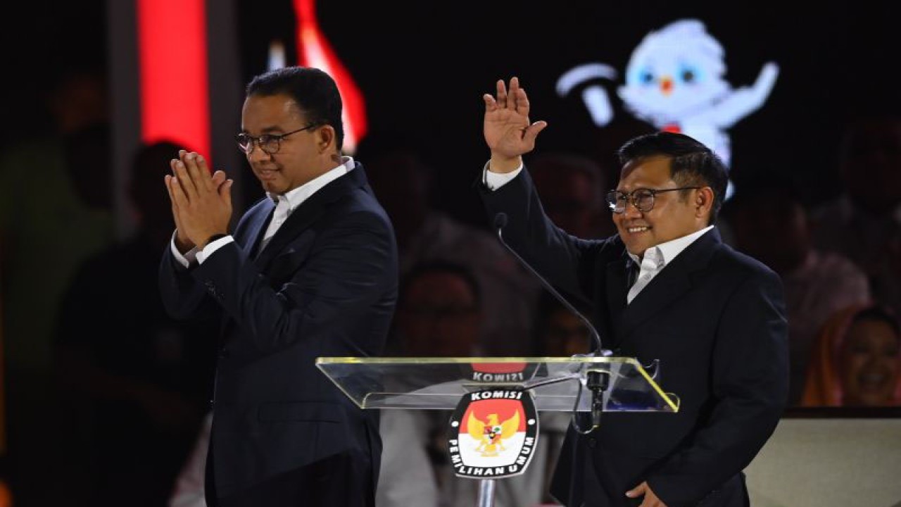 Capres-cawapres nomor urut satu Anies Baswedan dan Muhaimin Iskandar berjalan usai tiba di lokasi debat ketiga Pilpres 2024 di Istora Senayan, Jakarta, Minggu (7/1/2024). . ANTARA FOTO/Aditya Pradana Putra/foc.