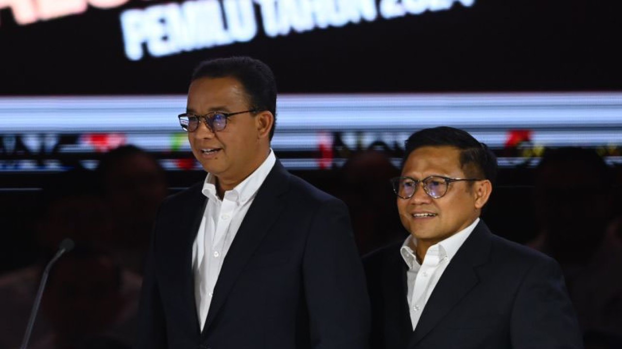 Capres-cawapres nomor urut satu Anies Baswedan dan Muhaimin Iskandar di lokasi debat ketiga Pilpres 2024 di Istora Senayan, Jakarta, Minggu (7/1/2024). (ANTARA FOTO/Aditya Pradana Putra/foc.)