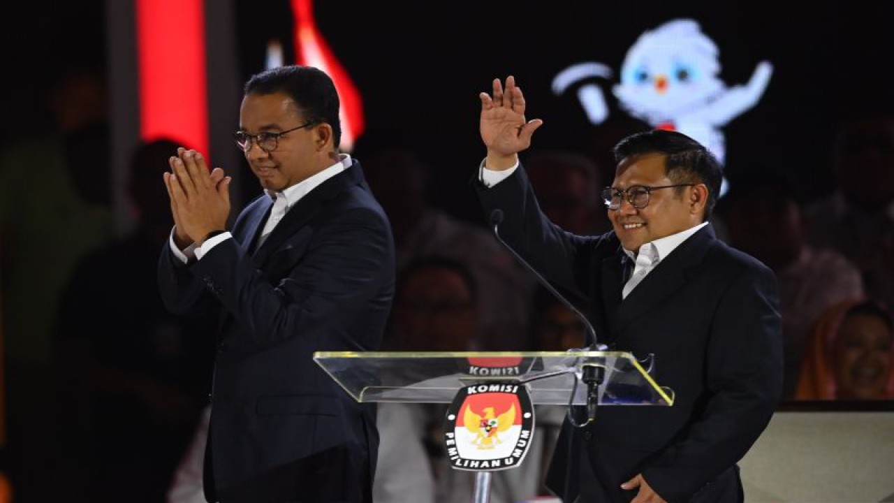 Capres-cawapres nomor urut 1 Anies Baswedan dan Muhaimin Iskandar berjalan usai tiba di lokasi debat ketiga Pilpres 2024 di Istora Senayan, Jakarta, Minggu (7/1/2024) malam. ANTARA FOTO/Aditya Pradana Putra/foc.