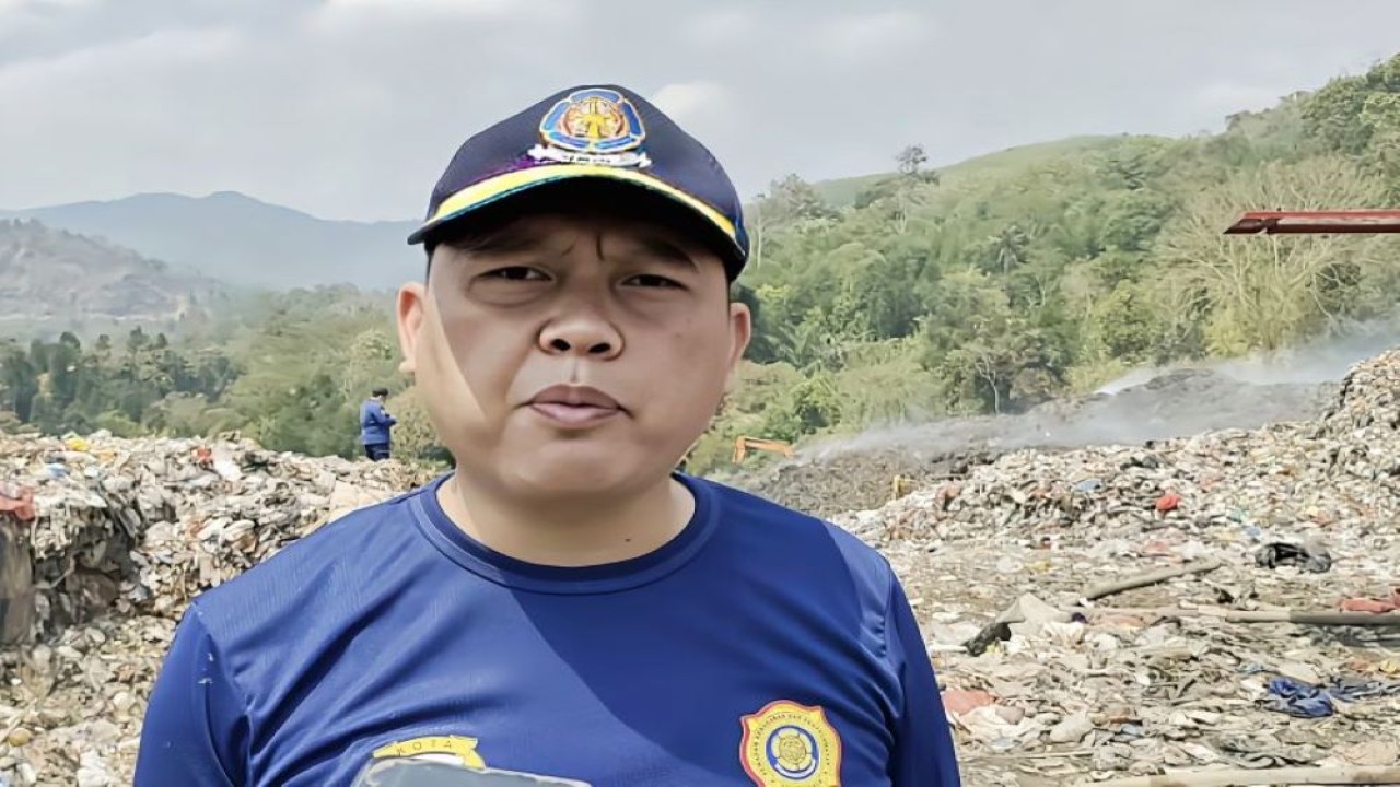 Arsip foto - Kepala Dinas Pemadam Kebakaran dan Penyelamatan (Damkarmat) Bandarlampung Anthony Irawan. (ANTARA/Dian Hadiyatna)