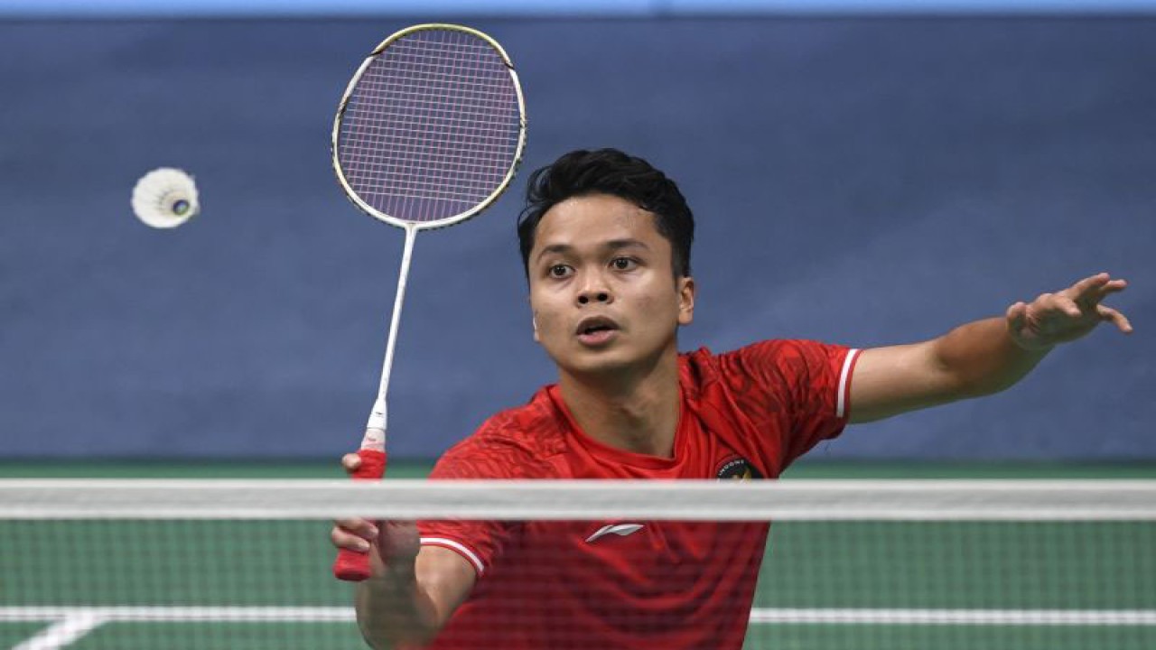 Foto arsip - ebulu tangkis tunggal putra Indonesia Anthony Sinisuka Ginting mengembalikan kok ke arah lawannya asal China Li Shifeng pada babak perempatfinal Asian Games 2022 di Binjiang Gymnasium, Hangzhou, China, Kamis (5/10/2023). ANTARA FOTO/M Risyal Hidayat/YU