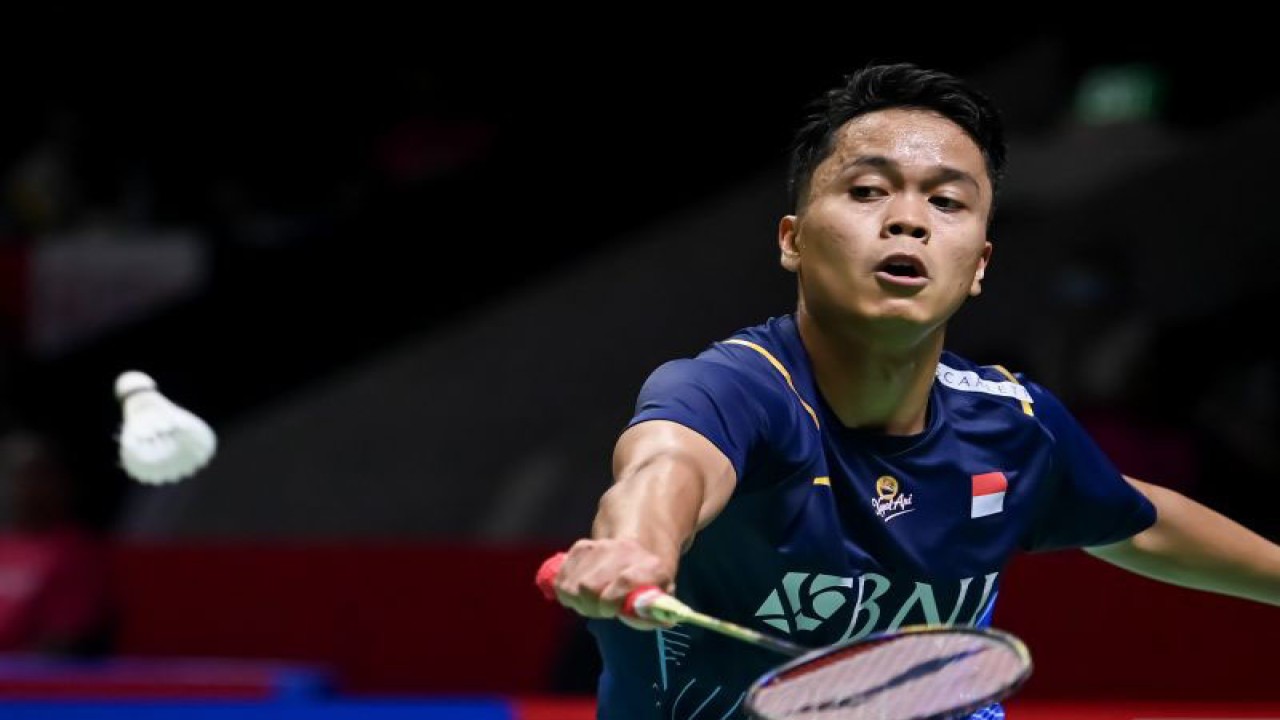 Pebulu tangkis tunggal putra Indonesia Anthony Sinisuka Ginting mengembalikan kok ke arah pebulu tangkis tunggal putra Thailand Kantaphon Wanggharoen pada pertandingan babak pertama (32 besar) turnamen Daihatsu Indonesia Masters 2024 di Istora Senayan, Gelora Bung Karno, Jakarta, Rabu (24/1/2024). Ginting kalahkan Kantaphon Wanggharoen dengan skor akhir 21-13, 21-15. ANTARA FOTO/M Risyal Hidayat/nz (ANTARA FOTO/M RISYAL HIDAYAT)