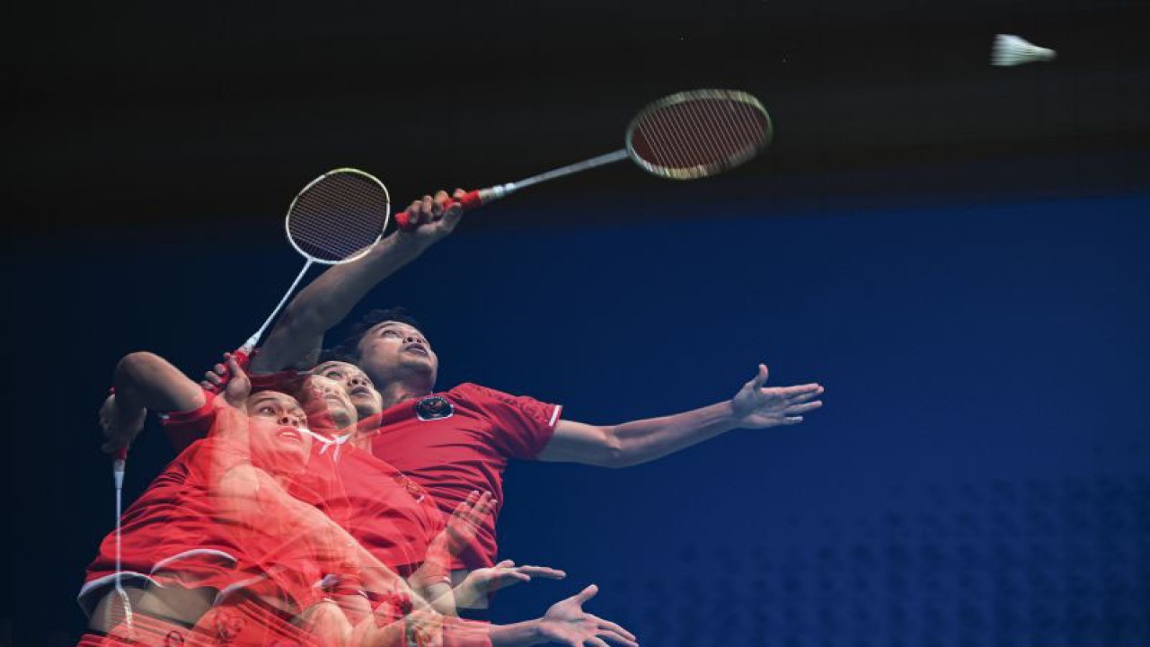 Foto multiple eksposure pebulu tangkis tunggal putra Indonesia Anthony Sinisuka Ginting mengembalikan kok ke arah lawannya asal China Li Shifeng pada babak perempat final Asian Games 2022 di Binjiang Gymnasium, Hangzhou, China, Kamis (5/10/2023). Ginting gagal melaju ke semi final usai kalah dengan skor 13-21, 17-21. ANTARA FOTO/M Risyal Hidayat/foc.