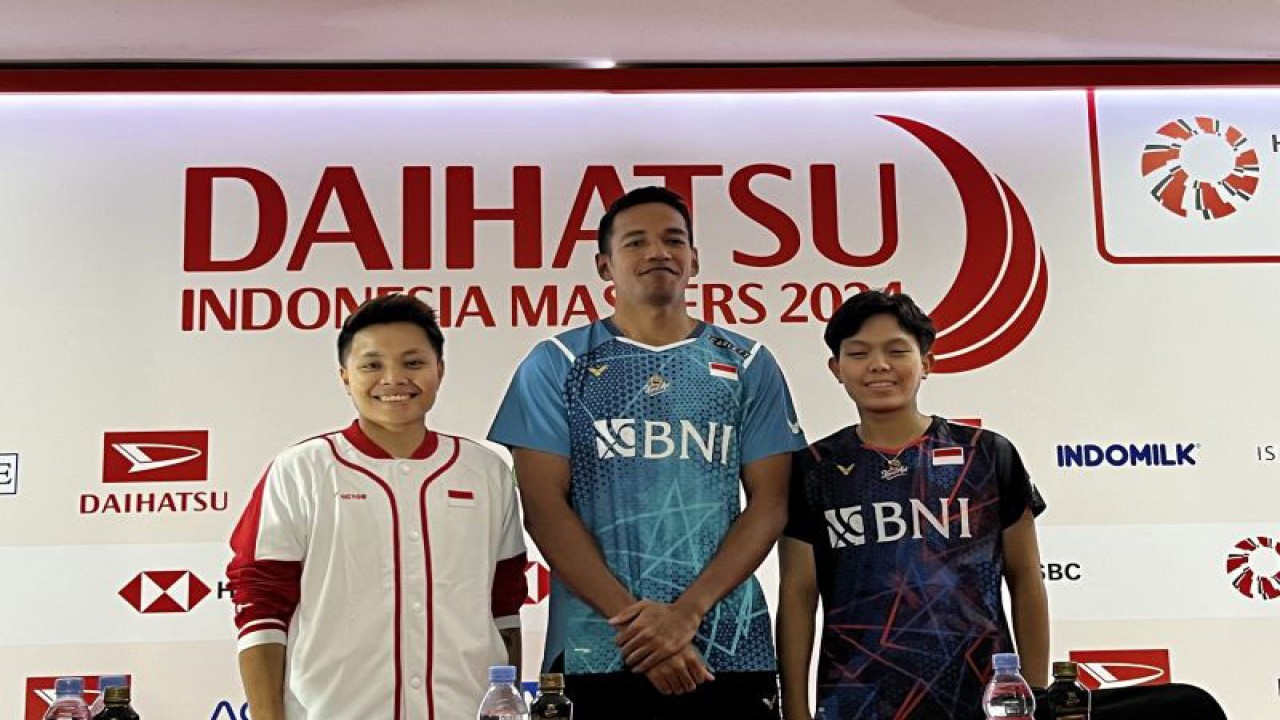 (Ki-ka) Atlet bulu tangkis Indonesia Apriyani Rahayu, Chico Aura Dwi Wardoyo, dan Siti Fadia Silva Ramadhanti berfoto bersama usai melakukan jumpa pers jelang Indonesia Masters 2024 di Istora Senayan Jakarta, Senin (22/1/2024). (ANTARA/Arnidhya Nur Zhafira)