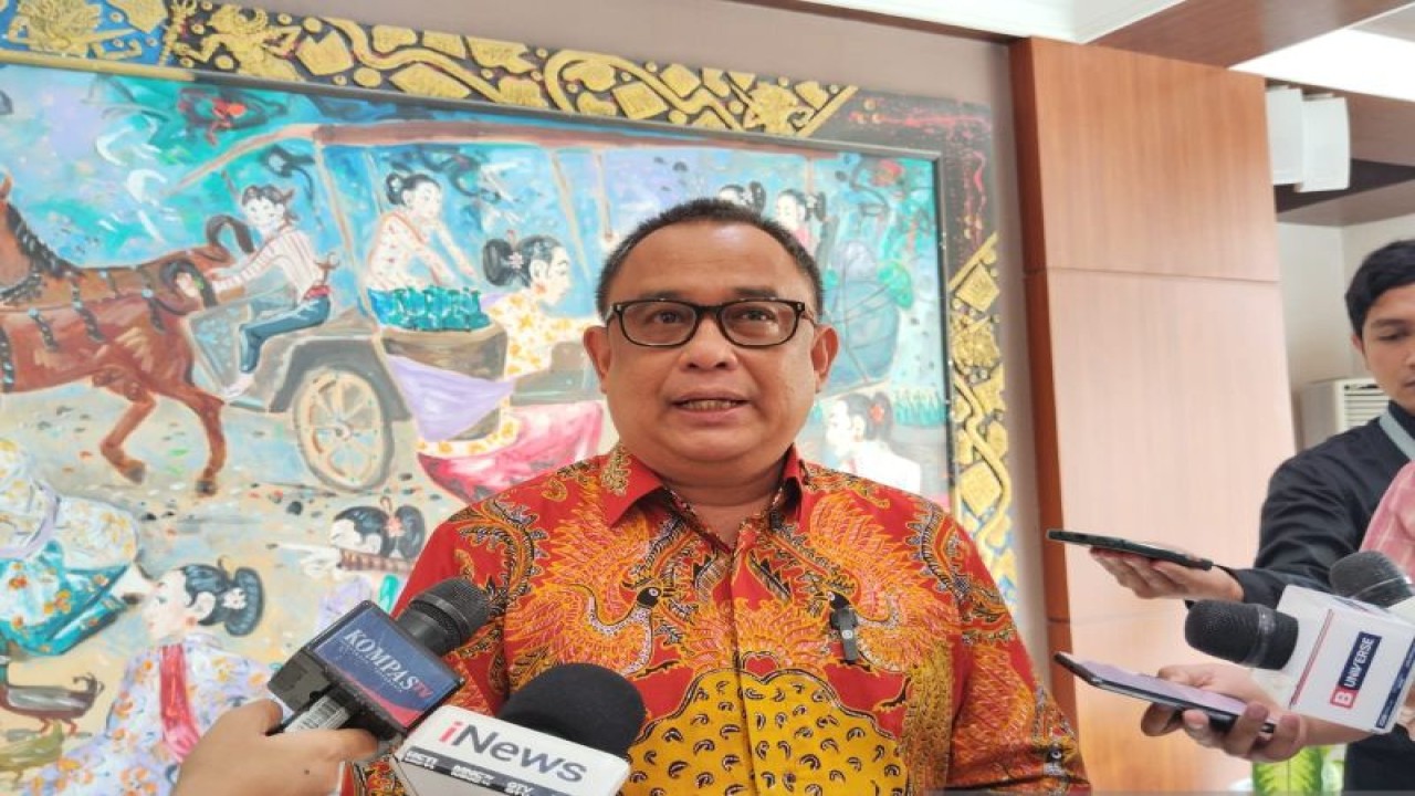 Koordinator Staf Khusus Presiden Ari Dwipayana saat ditemui awak media di Gedung Kementerian Sekretariat Negara, Jakarta, Senin (22/1/2024). ANTARA/Mentari Dwi Gayati