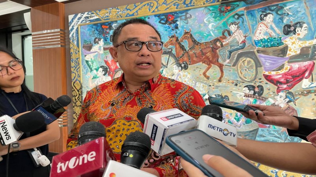 Koordinator Staf Khusus Presiden Ari Dwipayana saat ditemui awak media di Gedung Kementerian Sekretariat Negara, Jakarta, Senin (22/1/2024). ANTARA/Mentari Dwi Gayati