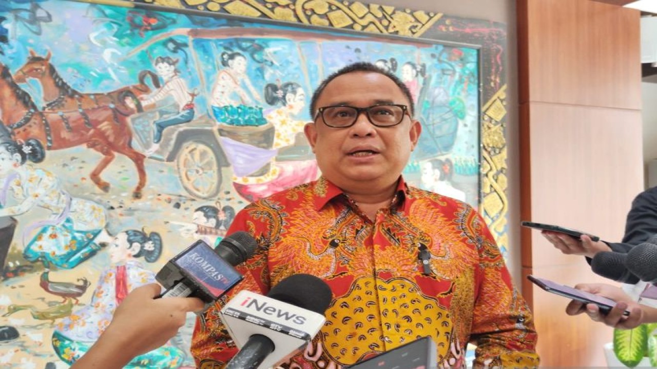 Koordinator Staf Khusus Presiden Ari Dwipayana memberikan keterangan kepada wartawan di Gedung Kementerian Sekretariat Negara, Jakarta, Senin (22/1/2024). ANTARA/Mentari Dwi Gayati