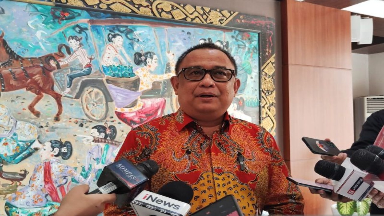 Koordinator Staf Khusus Presiden Ari Dwipayana saat memberikan keterangan di Gedung Kementerian Sekretariat Negara, Jakarta, Senin (22/1/2024). (ANTARA/Mentari Dwi Gayati)