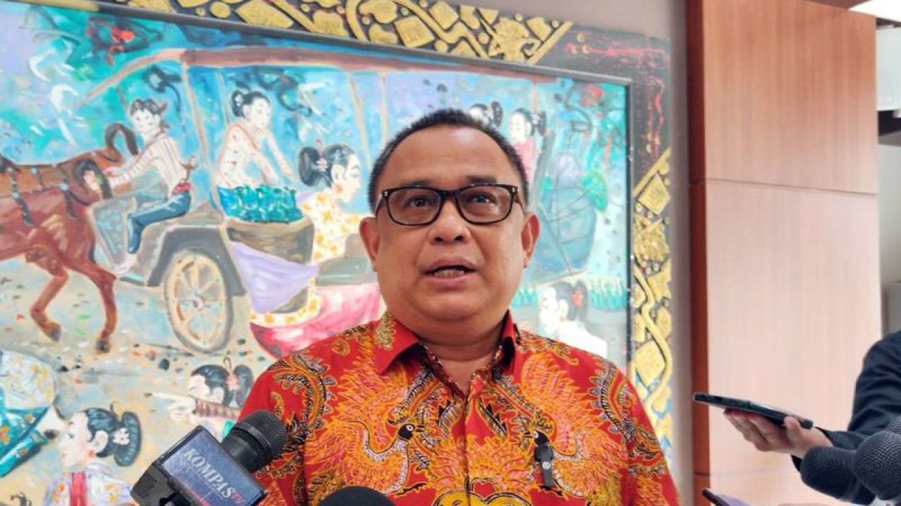 Koordinator Staf Khusus Presiden Ari Dwipayana memberikan keterangan kepada wartawan di Gedung Kementerian Sekretariat Negara, Jakarta, Senin (22/1/2024). ANTARA/Mentari Dwi Gayati/am.