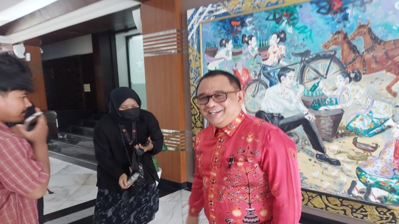 Koordinator Staf Khusus Presiden Ari Dwipayana saat menyampaikan keterangan di Gedung Sekretariat Negara, Jakarta, Senin (29/1/2024). (ANTARA/Andi Firdaus)