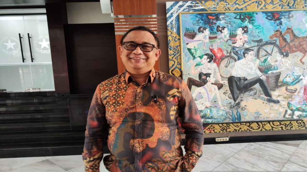 Koordinator Staf Khusus Presiden Ari Dwipayana saat menyampaikan keterangan di Gedung Sekretariat Negara (Setneg) Jakarta, Selasa (30/1/2024). (ANTARA/Mentari Dwi Gayati)