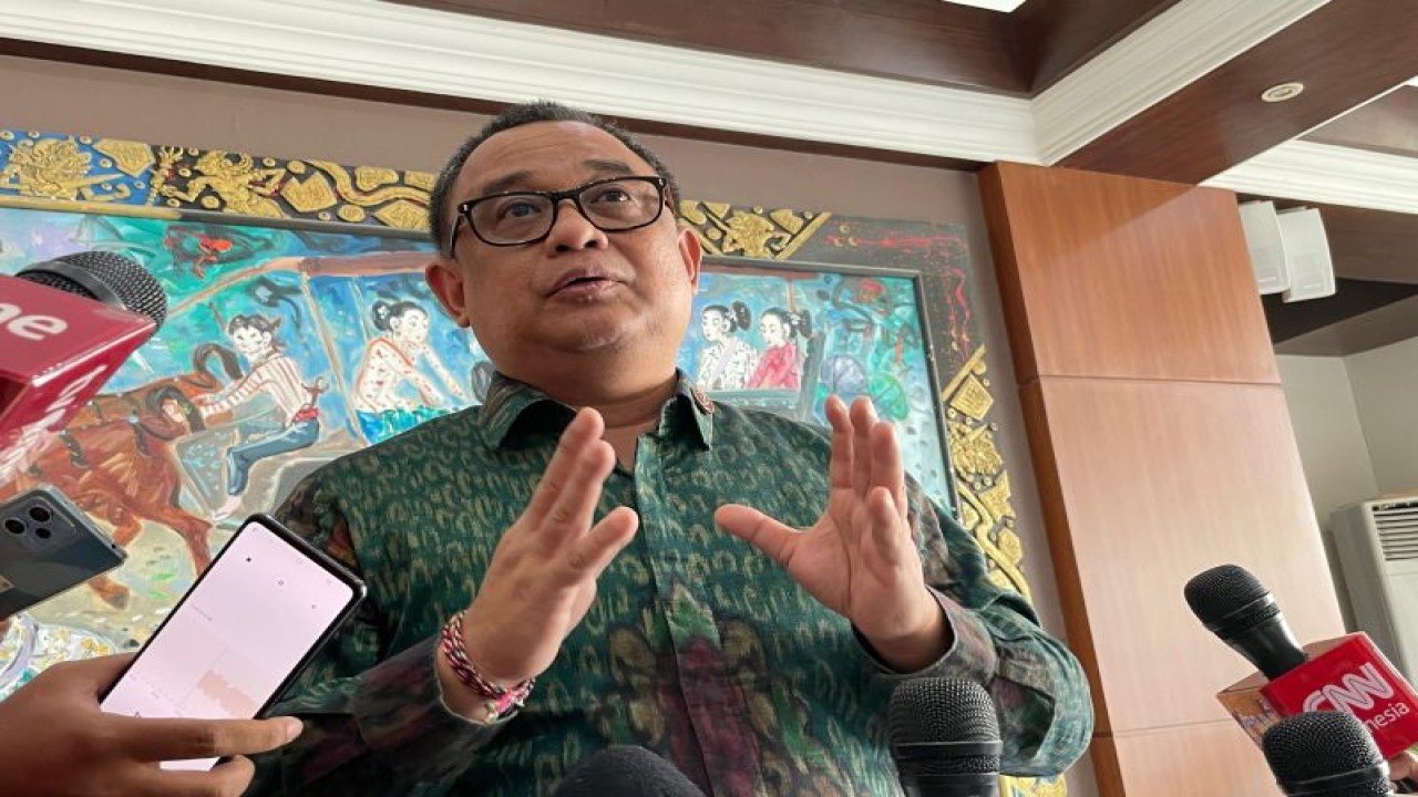 Koordinator Staf Khusus Presiden Ari Dwipayana memberikan keterangan kepada wartawan di Gedung Kementerian Sekretariat Negara, Jakarta, Rabu (31/1/2024). ANTARA/Yashinta Difa Pramudyani