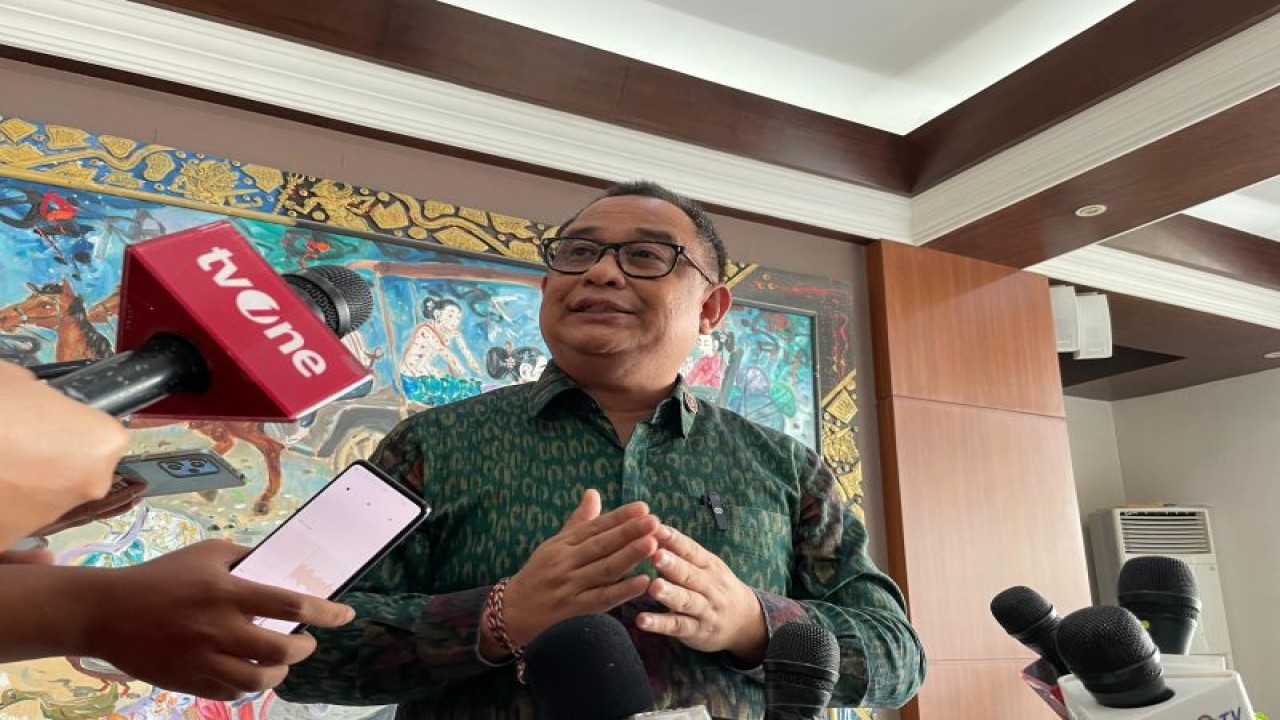 Koordinator Staf Khusus Presiden Ari Dwipayana menyampaikan keterangan pers di Gedung Sekretariat Negara, Jakarta, pada Rabu (31/1/2024). (ANTARA/Yashinta Difa)