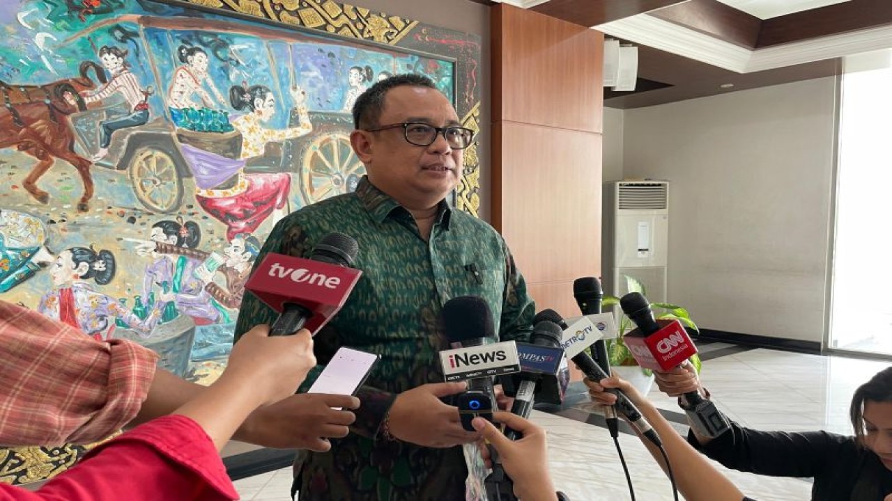 Koordinator Staf Khusus Presiden Ari Dwipayana saat ditemui awak media di Gedung Kementerian Sekretariat Negara, Jakarta, Rabu (31/1/2024). ANTARA/Yashinta Difa