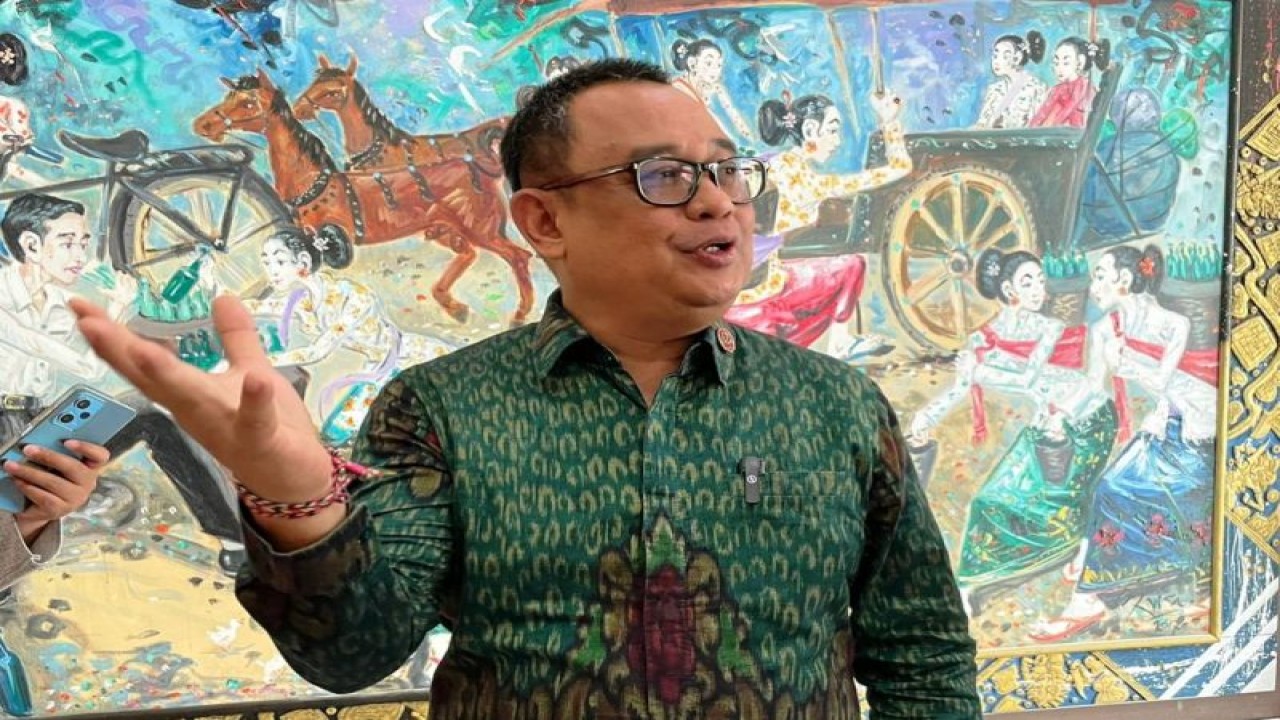 Koordinator Staf Khusus Presiden Ari Dwipayana menyampaikan keterangan pers di Gedung Sekretariat Negara, Jakarta, Rabu (31/1/2024). (ANTARA/Yashinta Difa)