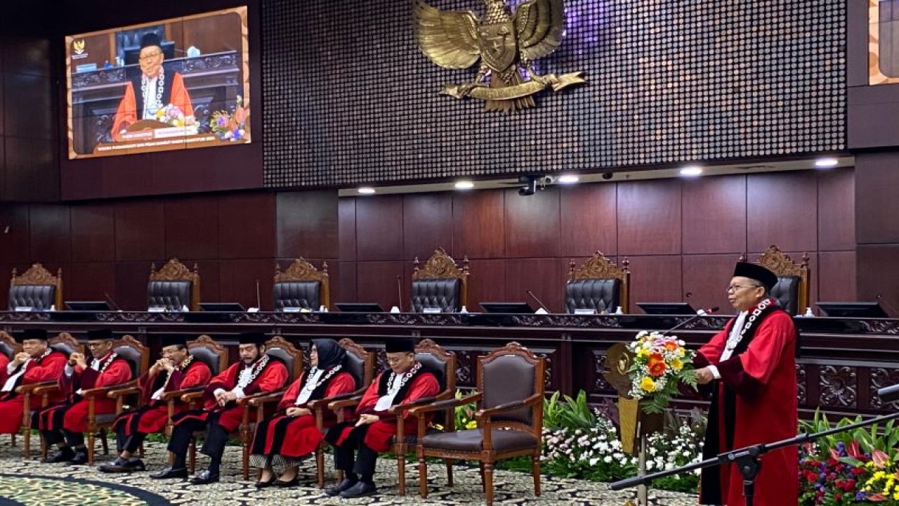 Hakim Konstitusi Arsul Sani saat menyampaikan sambutan pada acara "Wisuda Purnabakti dan Pisah Sambut Hakim Konstitusi" di Ruang Sidang Pleno Gedung I MK RI, Jakarta, Kamis (18/1/2024). ANTARA/Fath Putra Mulya