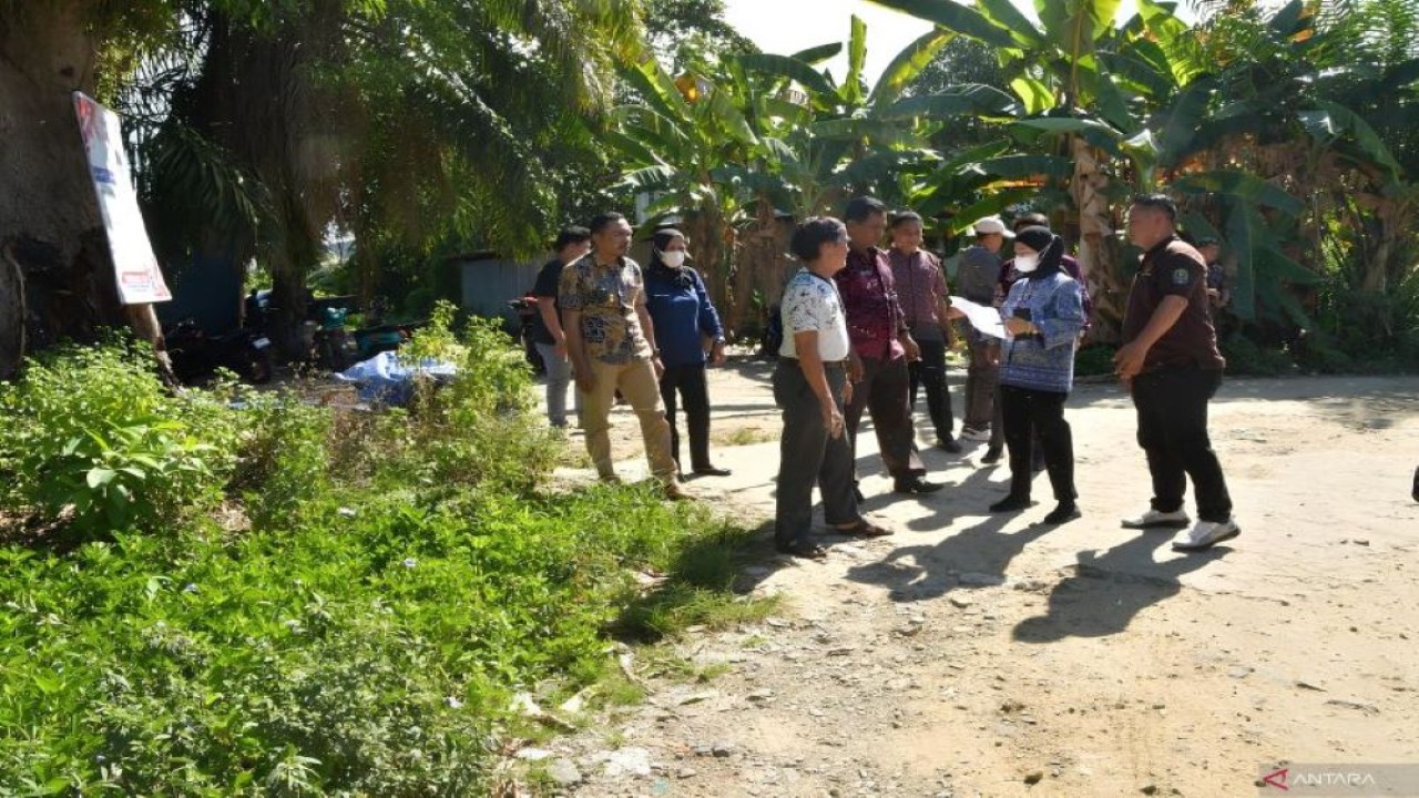 Ilustrasi - Bupati Nunukan Asmin Laura (batik biru) dan jajaran Pemkab Nunukan kala meninjau salah satu lokasi objek rencana peningkatan akses jalan warga 2024 di Nunukan. (ANTARA/HO-Dokpim Nunukan)