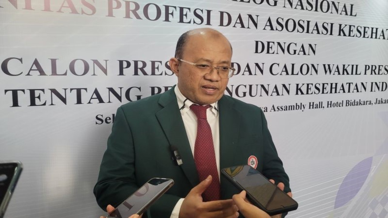 Koordinator Komunitas Profesi dan Asosiasi Kesehatan (KOMPAK) Moh. Adib Khumaidi di sela-sela kegiatan Dialog Nasional KOMPAK dengan Capres dan Cawapres RI Tentang Pembangunan Kesehatan Indonesia di Jakarta, Selasa (16/1/2024). (ANTARA/Sean Muhamad)