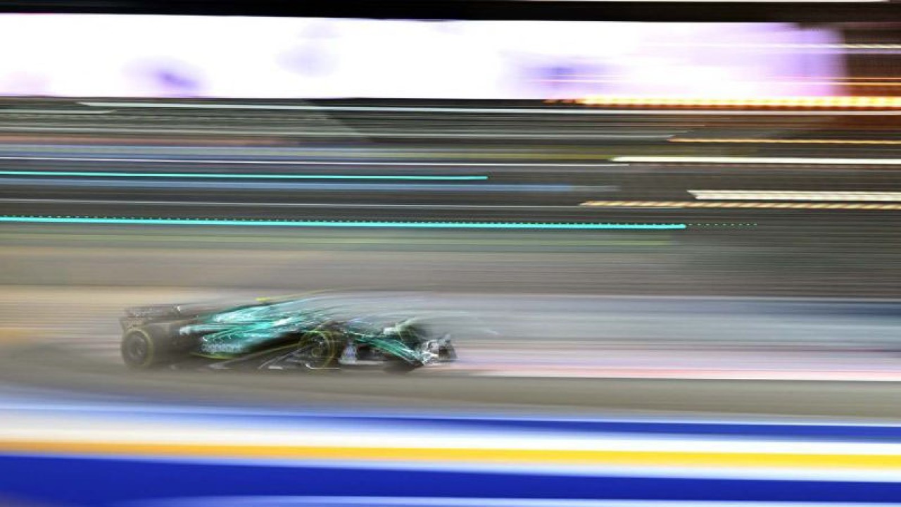 Arsip - Pembalap Aston Martin Fernando Alonso melaju saat sesi latihan balapan F1 GP Singapura di Marina Bay Street Circuit, Singapura (15/9/2023). ANTARA FOTO/Andy Chua/aww.