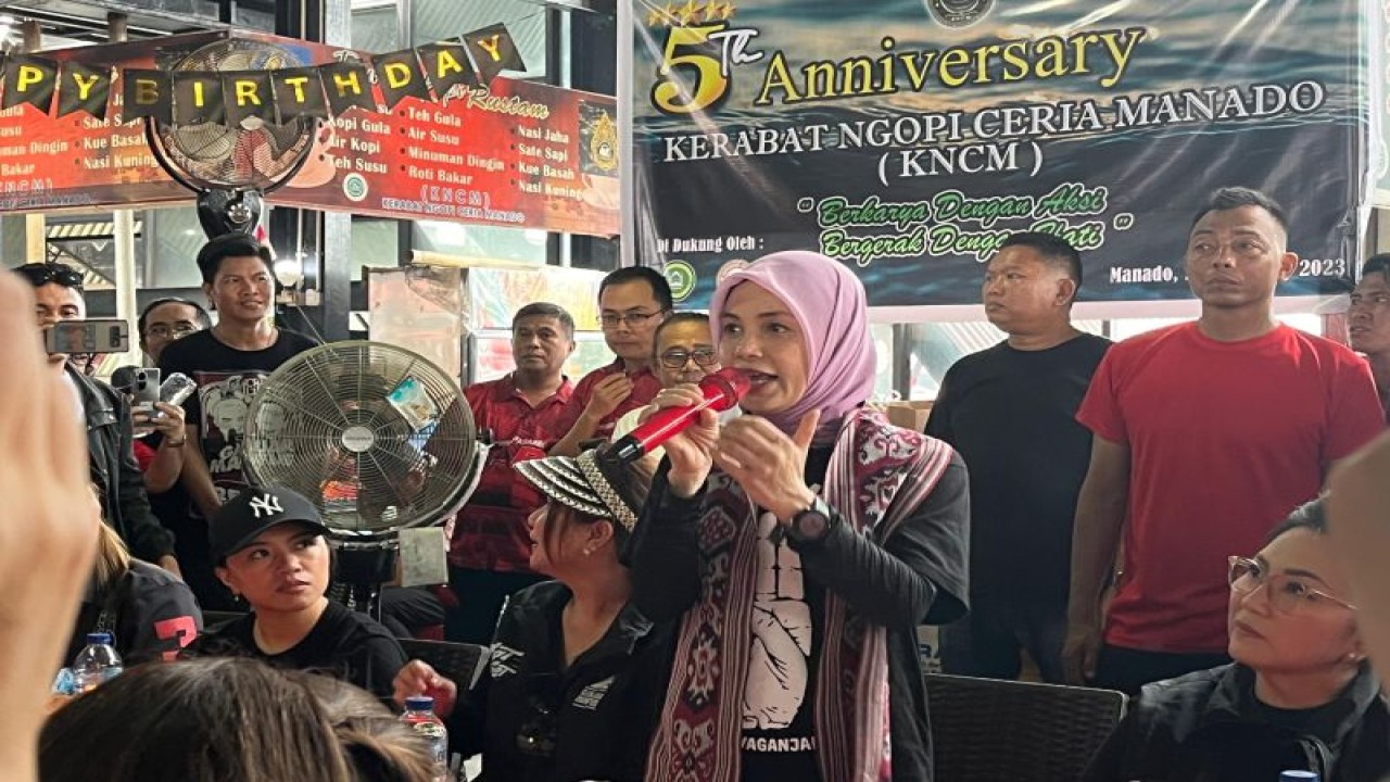 Istri Ganjar Pranowo, Siti Atikoh, saat bersilaturahim dan berdialog dengan pedagang dan warga di Pasar Bersehati, Kota Manado, Sulawesi Utara, Rabu (17/1/2024). (ANTARA/Narda Margaretha Sinambela)