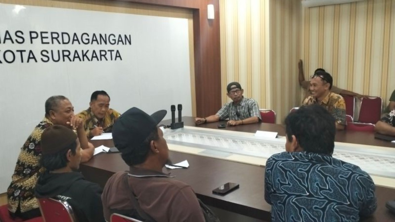 Audiensi pangkalan elpiji ke Kantor Dinas Perdagangan Kota Surakarta di Solo, Jawa Tengah, Selasa (9/1/2024). ANTARA/Aris Wasita