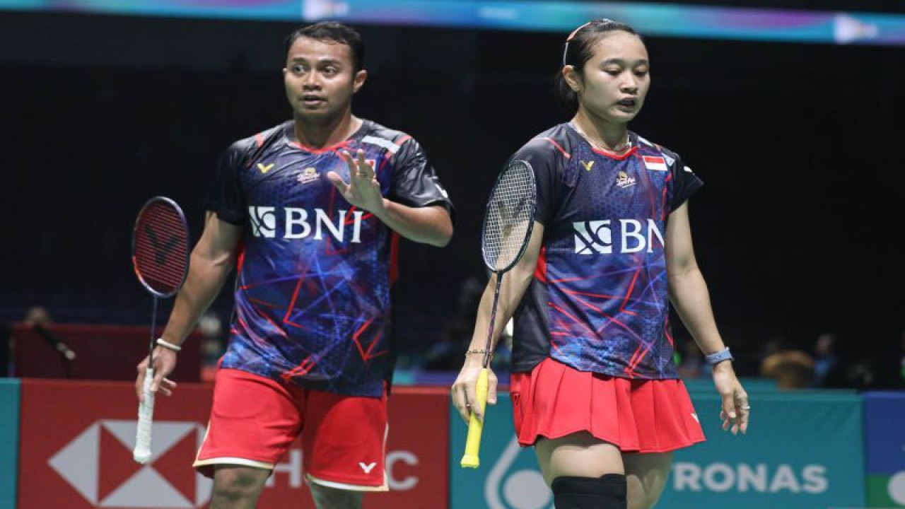 Ganda campuran Indonesia Rehan Naufal Kusharjanto/Lisa Ayu Kusumawati saat tampil di babak 16 besar Malaysia Open 2024 melawan pasangan China Zheng Si Wei/Huang Ya Qiong di Lapangan 3 Axiata Arena, Kuala Lumpur, Malaysia, Kamis (11/1/2024). (ANTARA/Ho/PBSI)