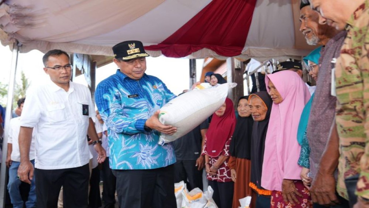 Pj Gubernur Sulsel Bahtiar Baharuddin saat menyalurkan bantuan pangan kepada masyarakat pra sejahtera di Kabupaten Takalar, Rabu (31/01/2024). ANTARA/HO-Humas Pemprov Sulsel