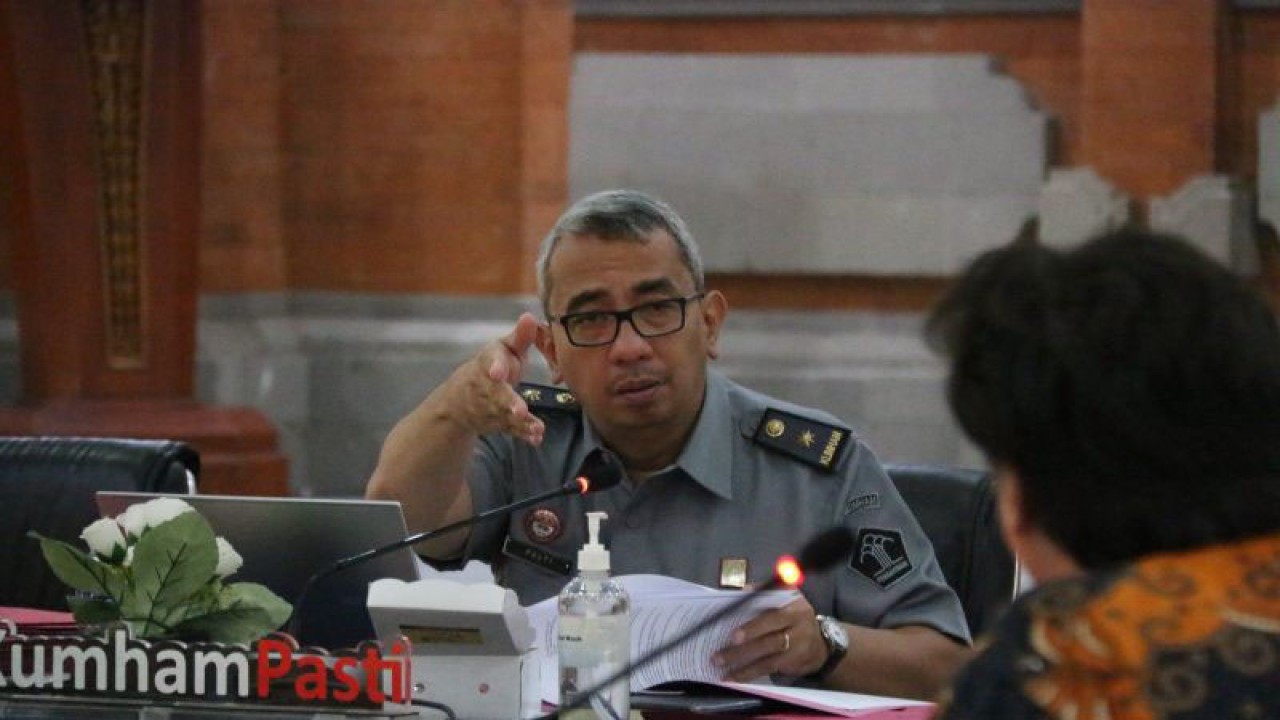 Kepala Divisi Pelayanan Hukum dan HAM Kanwil Kemenkumham Bali Alexander Palti dalam sidang pewarganegaraan 23 warga blasteran menjadi WNI di Denpasar, Senin (29/1/2024). ANTARA/HO-Kemenkumham Bali