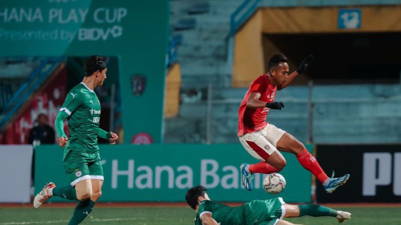 Pemain Bali United Rahmat berebut bola dengan pemain dari tim Korea Selatan pada laga persahabatan di Hanoi, Vietnam, Senin (23/1/2024) ANTARA/Dewa Ketut Sudiarta Wiguna