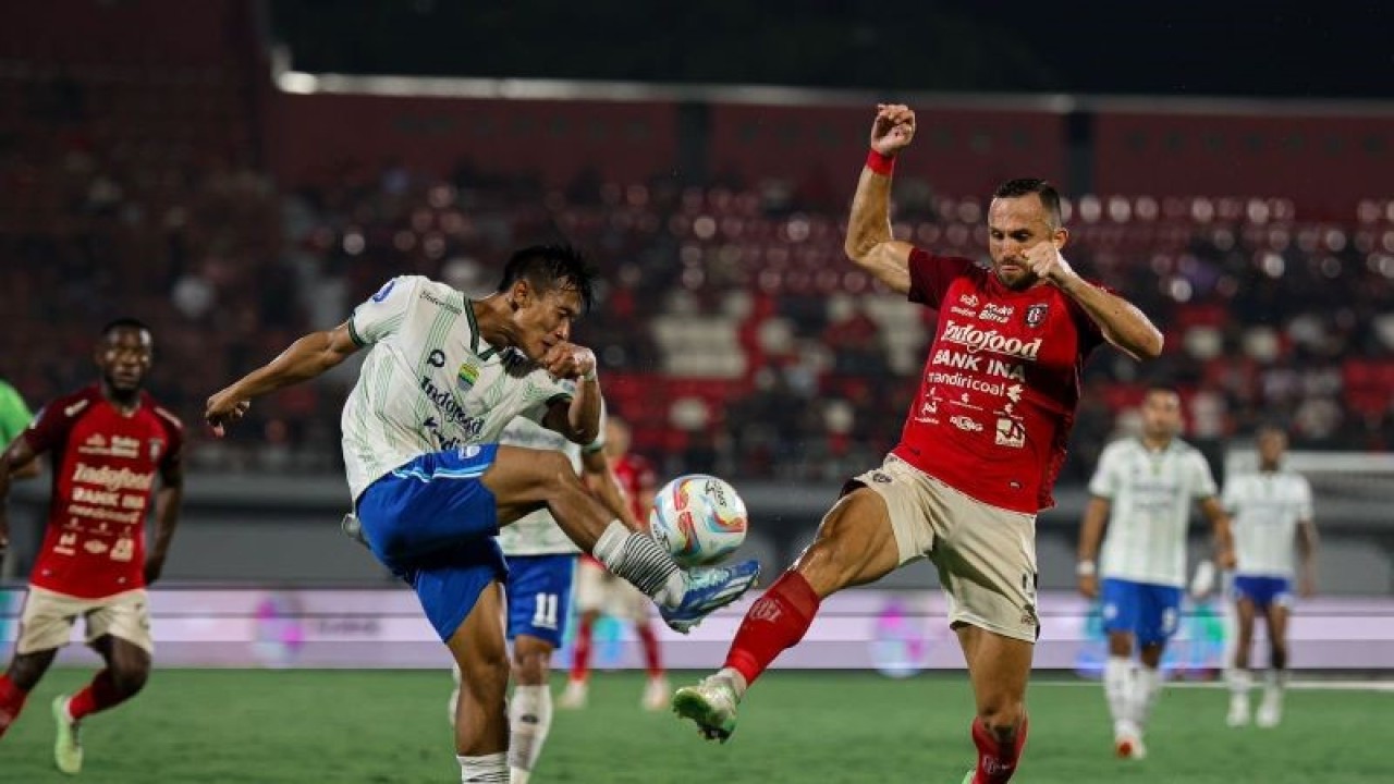 Arsip foto - Pemain Bali United Ilija Spasojevic (kanan) berebut bola dengan peman Persib Bandung pada laga pekan ke-23 Liga 1 Indonesia di Stadion Kapten I Wayan Dipta, Kabupaten Gianyar, Bali, Senin (18/12/2023) ANTARA/HO-Bali United