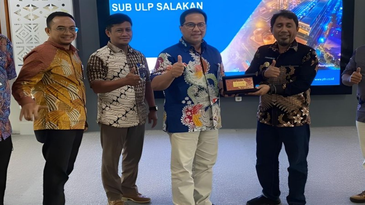 Arsip Foto - Penjabat Bupati Banggai Kepulauan Ihsan Basir (kedua kanan) bersama General Manager PLN UIW Suluttenggo Johanes Avilla Ari Dartomo (ketiga kanan) dalam acara di Manado, Sulawesi Utara. (ANTARA/HO-Kominfo Bangkep)