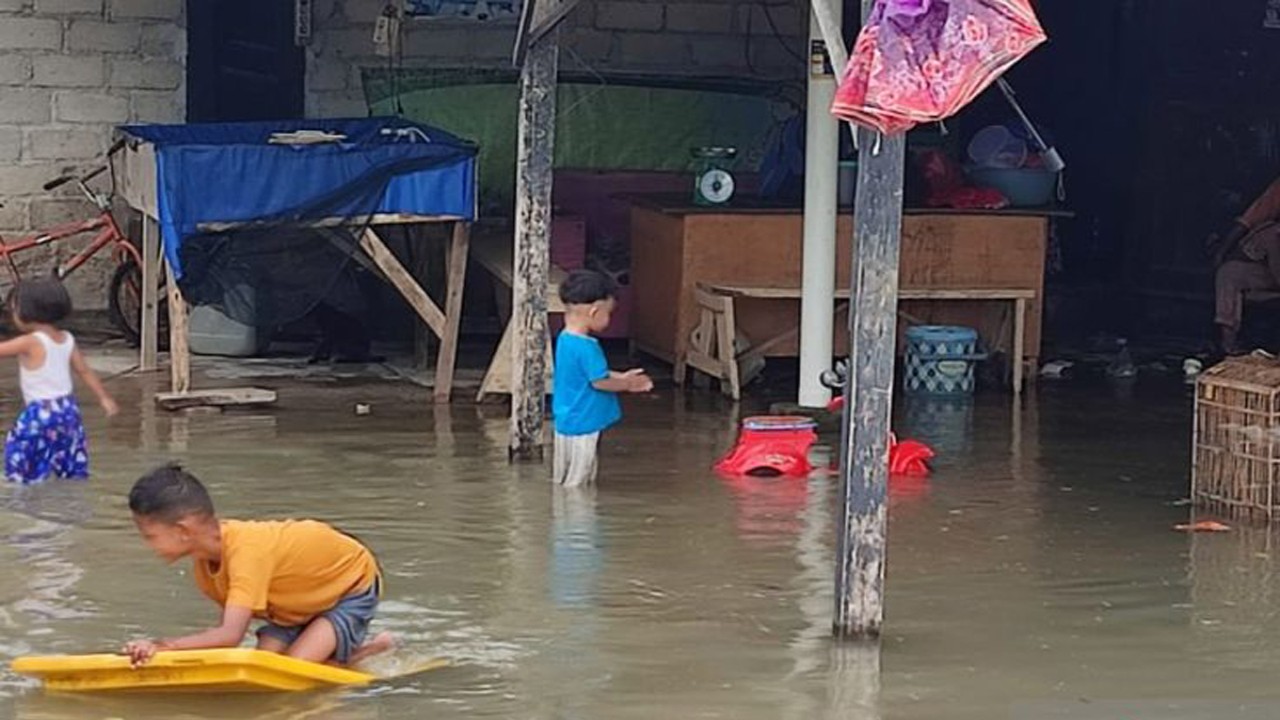 Anak-anak di Kota Pangkalpinang bermain dan mandi air banjir rob. ANTARA/HO-BPBD Pangkalpinang