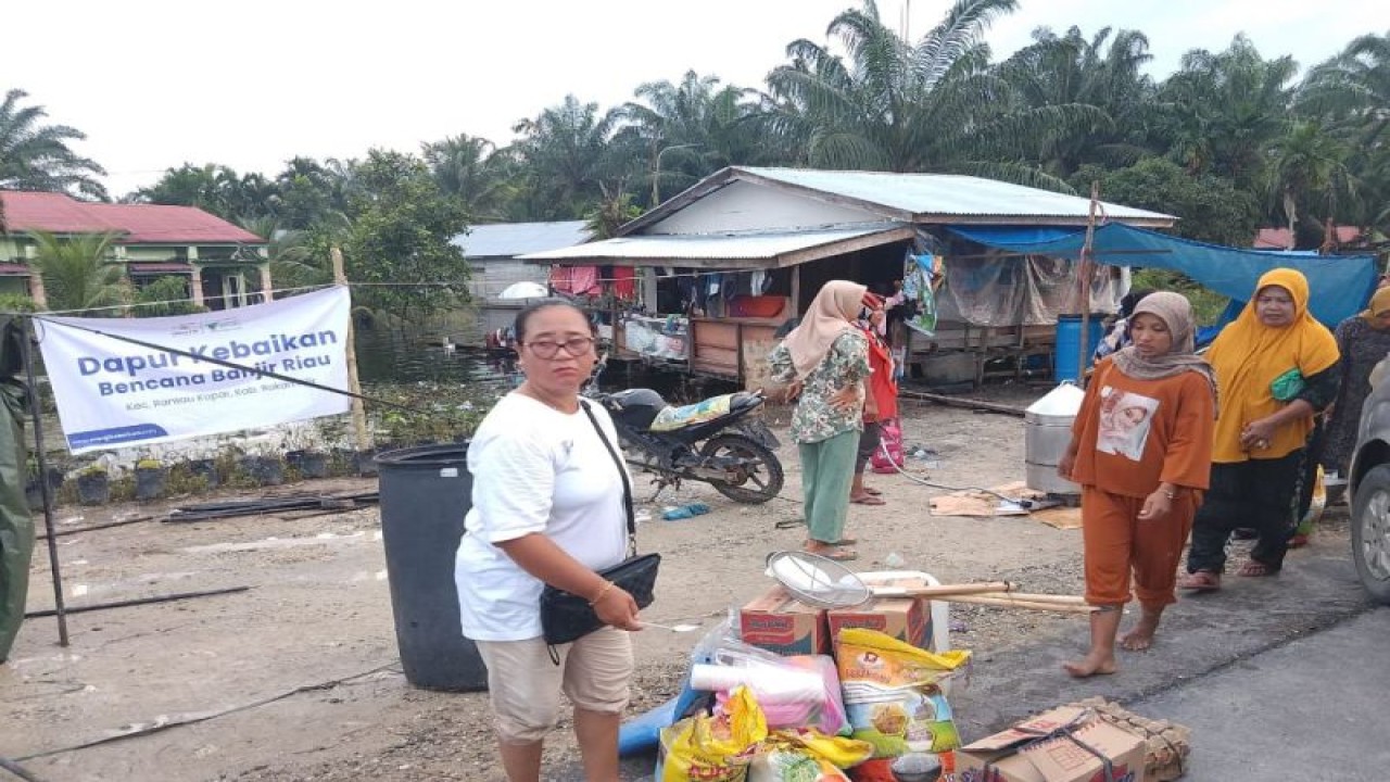 (LAZNas) Pertamina Hului Rokan (PHR) membangun dapur umum dan posko kesehatan bagi warga terdampak banjir di Kabupaten Rokan Hilir (Rohil) Provinsi Riau. ANTARA/HO-Humas PHR.