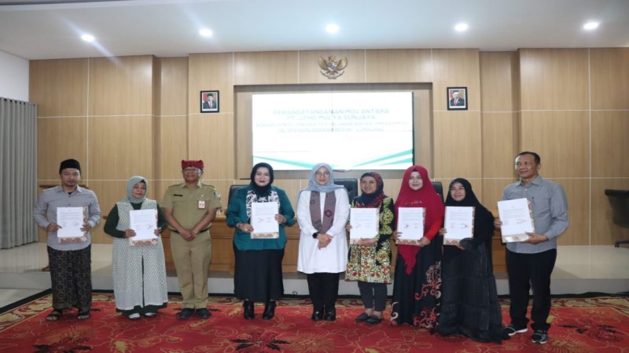 Bupati Banyuwangi Ipuk Fiestiandani berfoto bersama usai penandatanganan MoU antara PPIU dan penyedia layanan penerbangan. ANTARA/HO-Humas Pemkab Banyuwangi