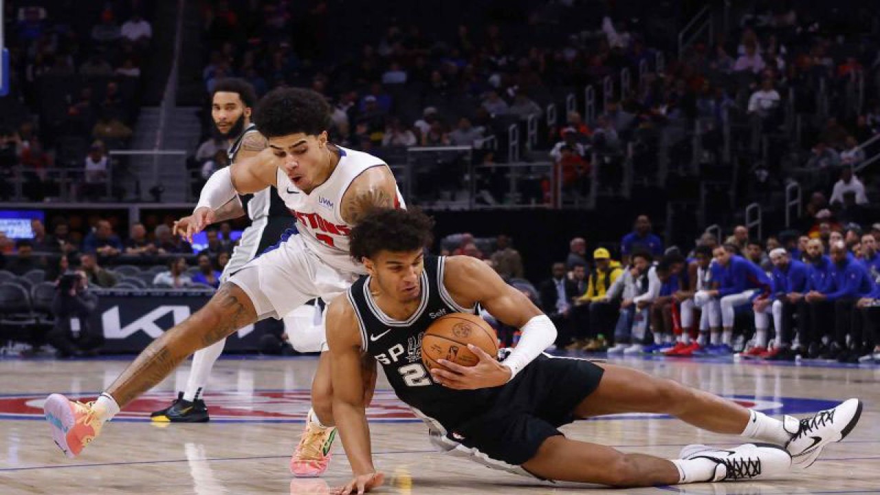 Pebasket San Antonio Spurs Dominick Barlow (26) berebut bola dengan pebasket Detroit Pistons Killian Hayes (7) ​​​​​​​dalam pertandingan lanjutan NBA di Little Caesars Arena​​​​​​​, Detroit, Michigan, Amerika Serikat, Kamis (11/1/2024). San Antonio Spurs mengalahkan Detroit Pistons 130-108​​​​​​​. ANTARA FOTO/USA TODAY Sports/Rick Osentoski/nym.