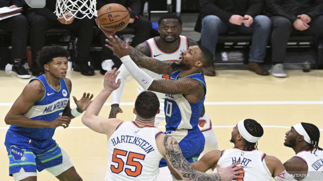 Pebola basket Milwaukee Bucks Damian Lillard berusaha menjaringkan bola saat melawan New York Knicks dalam laga NBA In-Seasons Tournament di Fisery Forum, Milwaukee, Wisconsin, AS, Selasa (5/12/2023). Bucks menang 146-122 atas Knicks. ANTARA FOTO/USA TODAY Sports via Reuters Con/Michael McLoone/foc.